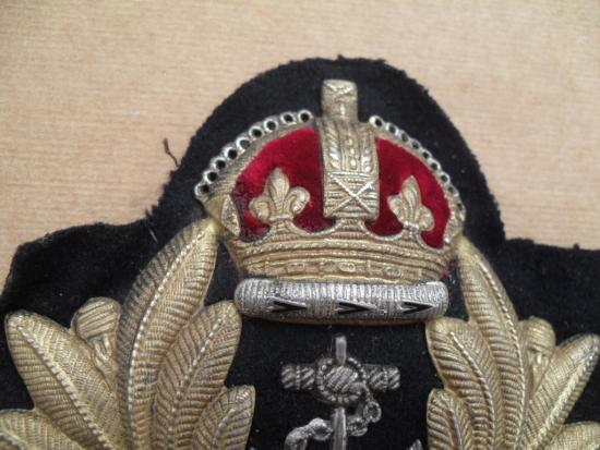 WW2 Royal Navy Officer's Economy Issue Gilt Metal Cap Badge